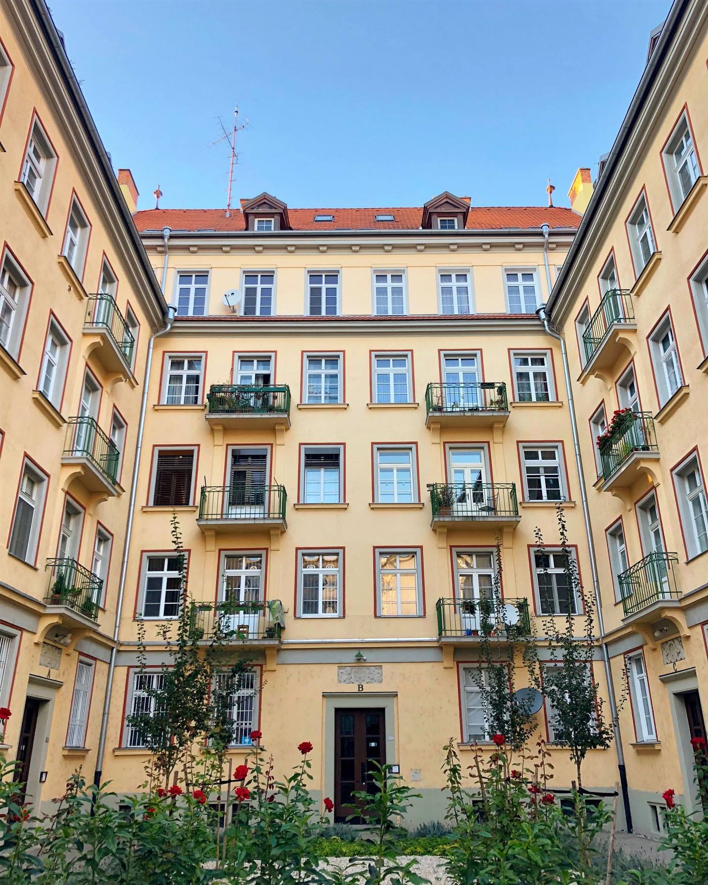 Gepflegtes Mehrfamilienhaus mit Balkonen und Innenhof
