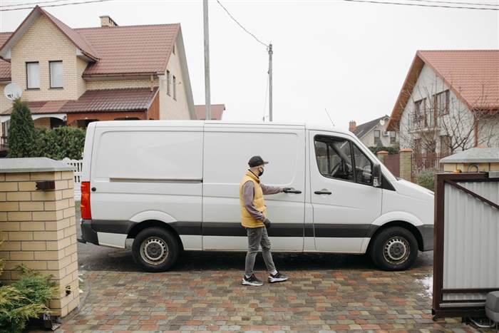 Hausmeister trifft mit Servicefahrzeug vor Ort ein